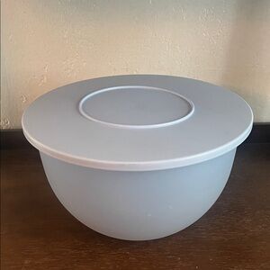 Tupperware blue Mixing Bowl with Lid